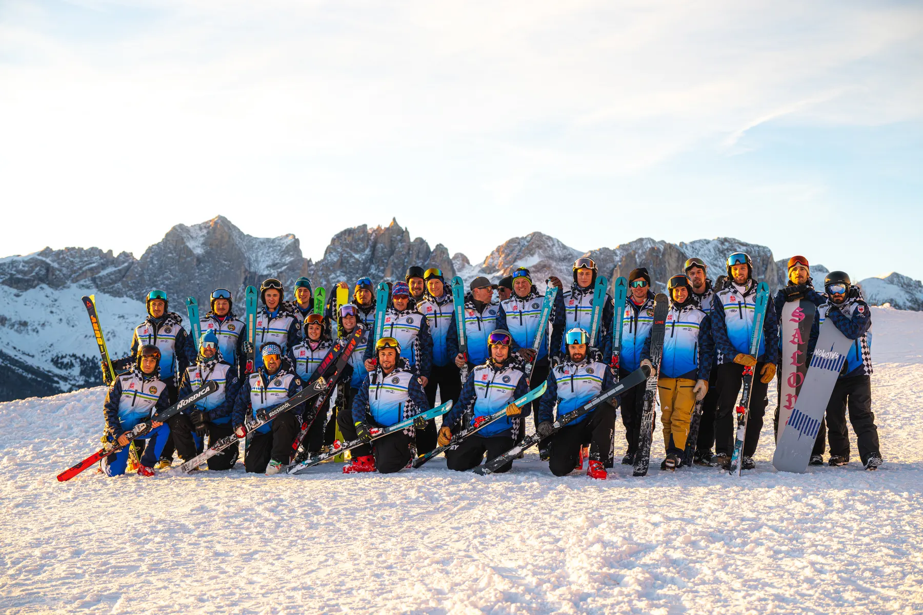 Skiclub-Team in einheitlichen Energiapura-Clubjacken vor Dolomitengipfeln